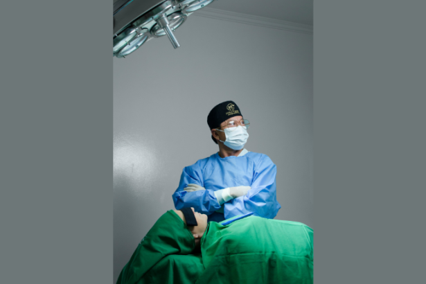 Milton Seigi Hayashi destaca como inteligência artificial, planejamento 3D e robótica estão transformando o ato cirúrgico.