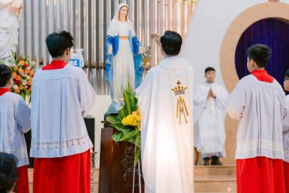 A liturgia atua como catequese viva, formando os fiéis na experiência da fé, afirma Jose Eduardo De Oliveira e Silva.