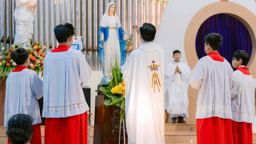 A liturgia atua como catequese viva, formando os fiéis na experiência da fé, afirma Jose Eduardo De Oliveira e Silva.