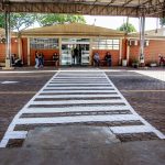 Pessoas caminham e aguardam na entrada de uma unidade comunitária em Londrina, no Paraná.