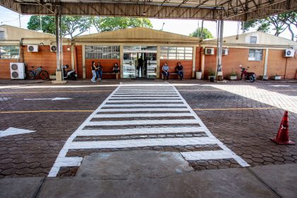 Pessoas caminham e aguardam na entrada de uma unidade comunitária em Londrina, no Paraná.