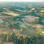 Vista aérea de campos agrícolas e áreas rurais no Rio Grande do Sul.