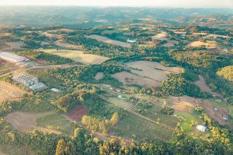 Vista aérea de campos agrícolas e áreas rurais no Rio Grande do Sul.