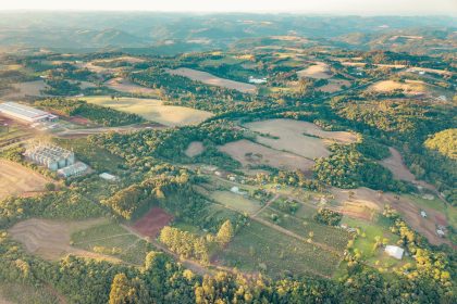 Vista aérea de campos agrícolas e áreas rurais no Rio Grande do Sul.