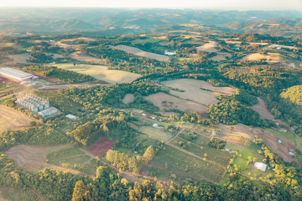 Vista aérea de campos agrícolas e áreas rurais no Rio Grande do Sul.