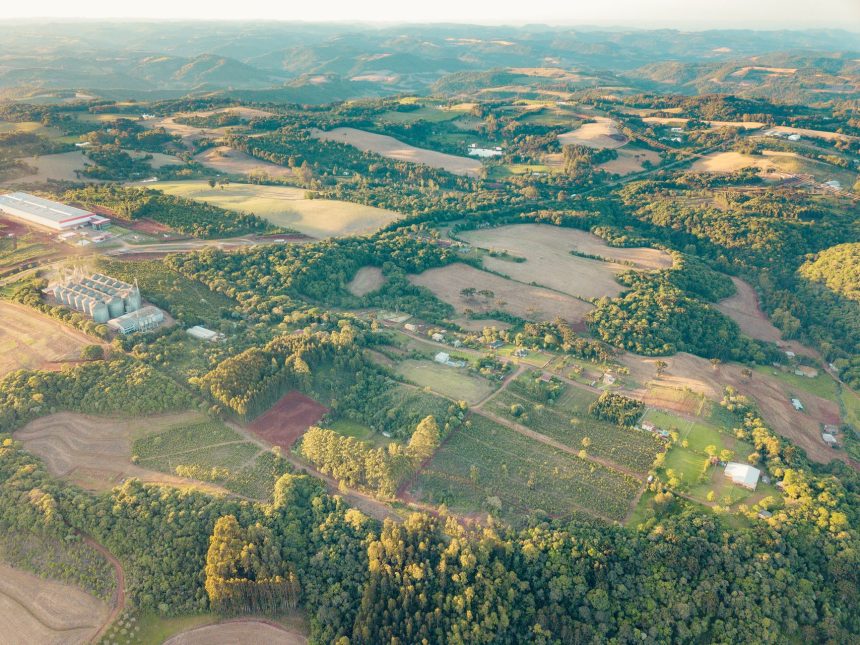 Vista aérea de campos agrícolas e áreas rurais no Rio Grande do Sul.