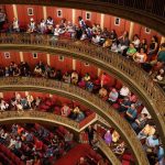Público acompanha uma apresentação no Teatro Santa Isabel, em Recife.