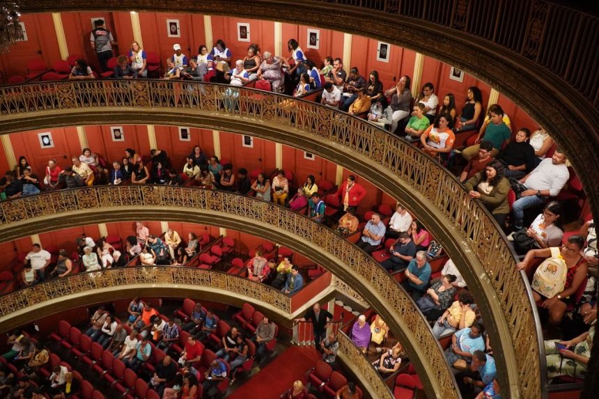 Público acompanha uma apresentação no Teatro Santa Isabel, em Recife.