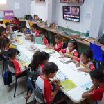 Crianças leem juntas em uma biblioteca comunitária no Brasil.