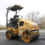 Rolo compactador trabalhando na pavimentação de uma nova via urbana.