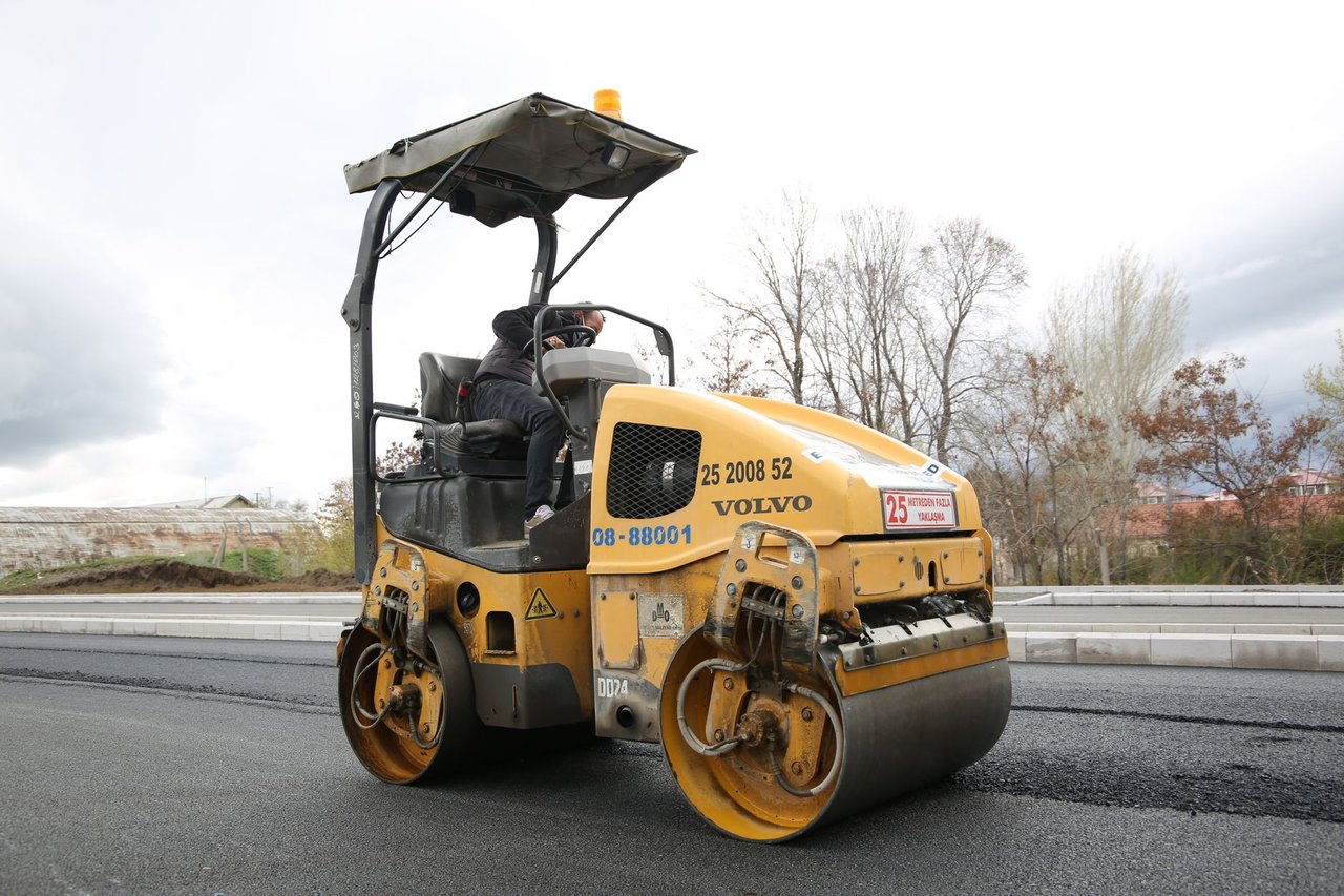 Rolo compactador trabalhando na pavimentação de uma nova via urbana.