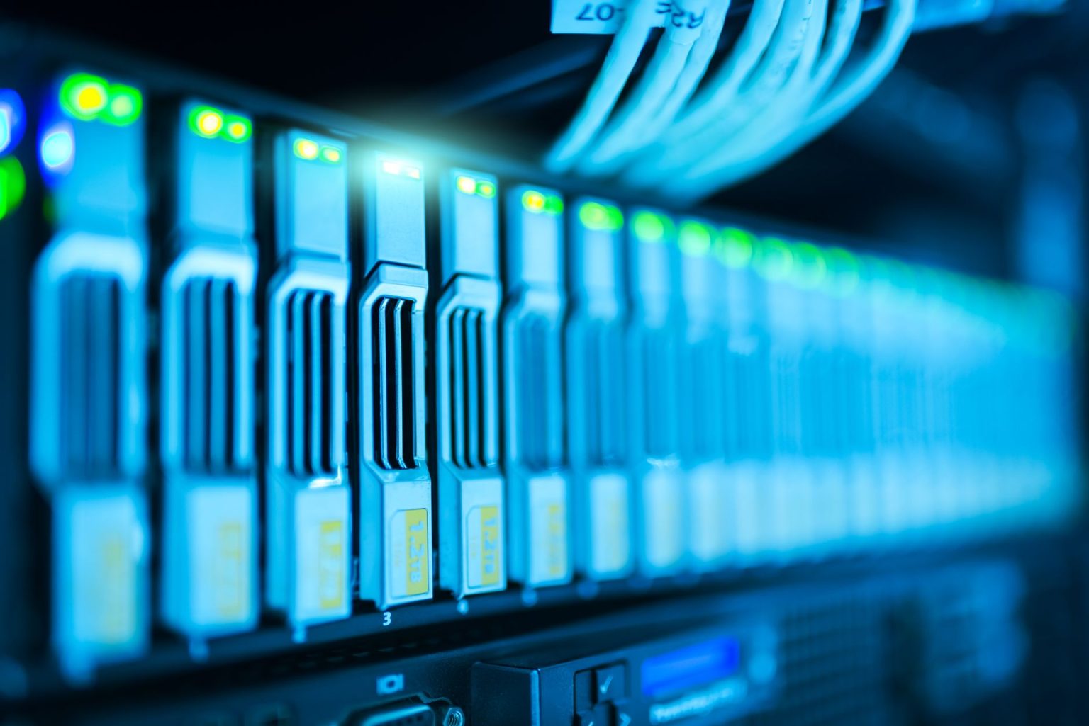 Rack de servidores com luzes indicadoras em um moderno data center.
