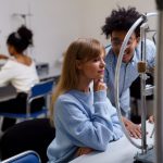 Estudantes universitários colaboram em um experimento científico em laboratório.