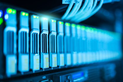 Rack de servidores com luzes indicadoras em um moderno data center.
